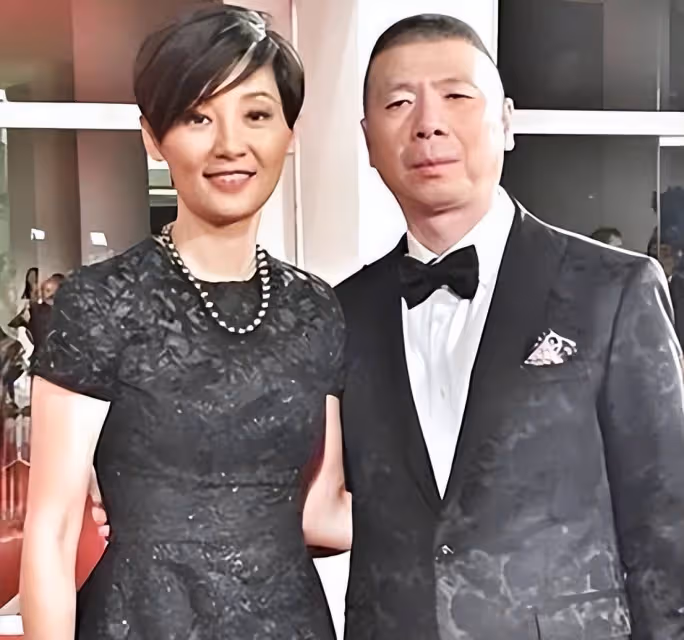 曝知名導演大瓜!徐帆收養多年的女兒朵朵,竟是馮小剛的私生女?