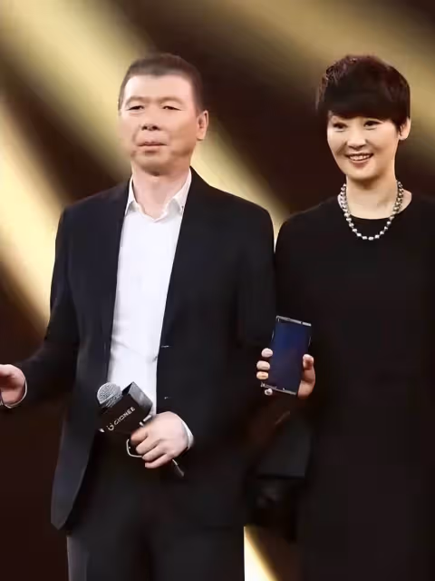 曝知名導演大瓜!徐帆收養多年的女兒朵朵,竟是馮小剛的私生女?