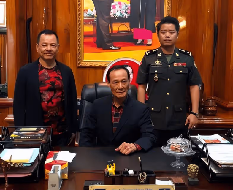崩牙駒被爆是妙瓦底園區後台老闆,他堅決否認!一組照片出賣了他