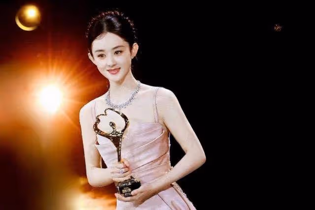 《微博之夜》趙麗穎超女王，劉宇寧拉白鹿下水被指沒情商
