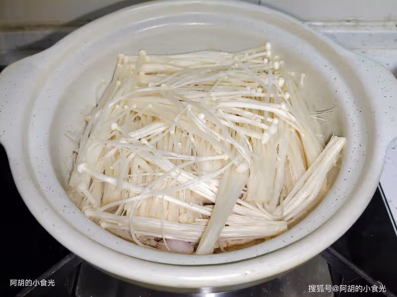適合冬天吃的一鍋出,熱乎乎的吃個精光!香味濃郁、一口鮮嫩營養足,上桌就是個搶手菜