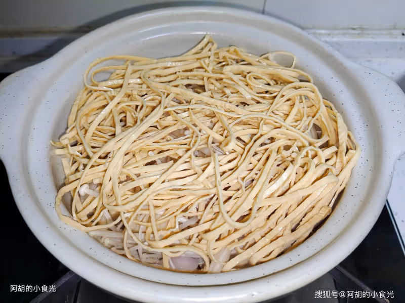 適合冬天吃的一鍋出,熱乎乎的吃個精光!香味濃郁、一口鮮嫩營養足,上桌就是個搶手菜