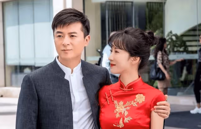 拆散兒子3段姻緣,45歲的兒子躺狗窩大哭,她為何依然不悔改?