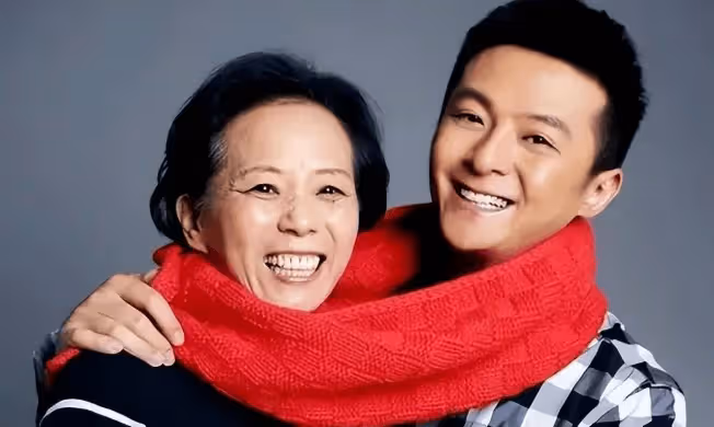 拆散兒子3段姻緣,45歲的兒子躺狗窩大哭,她為何依然不悔改?