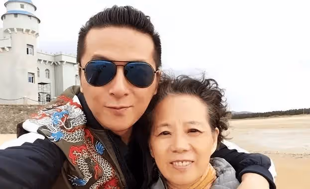 拆散兒子3段姻緣,45歲的兒子躺狗窩大哭,她為何依然不悔改?