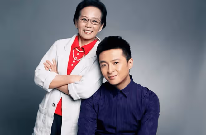 拆散兒子3段姻緣,45歲的兒子躺狗窩大哭,她為何依然不悔改?