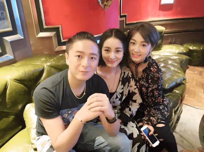 拆散兒子3段姻緣,45歲的兒子躺狗窩大哭,她為何依然不悔改?