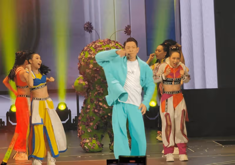 劉德華人品太好,演唱會邀請83歲落魄失明港星,吳君如臉都笑變形