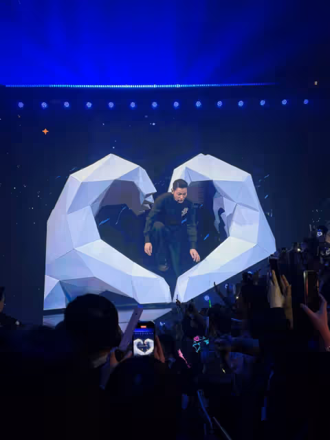 劉德華人品太好,演唱會邀請83歲落魄失明港星,吳君如臉都笑變形