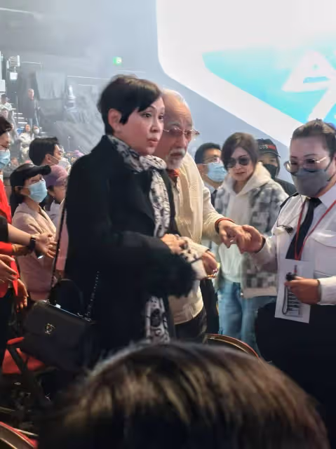 劉德華人品太好，演唱會邀請83歲落魄失明港星，吳君如臉都笑變形