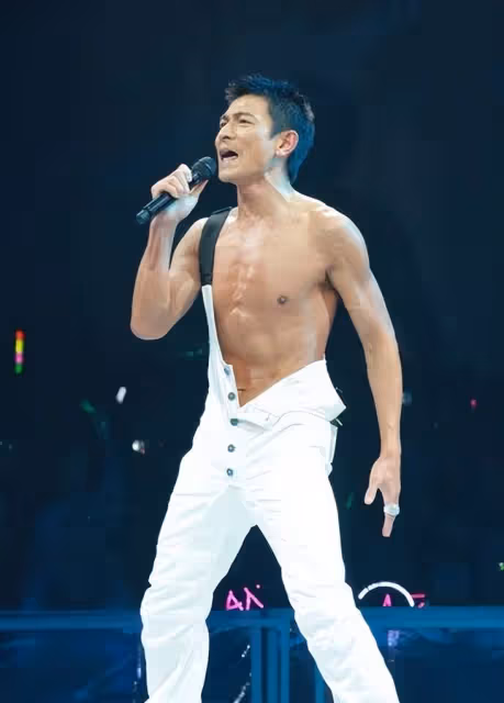 劉德華人品太好，演唱會邀請83歲落魄失明港星，吳君如臉都笑變形