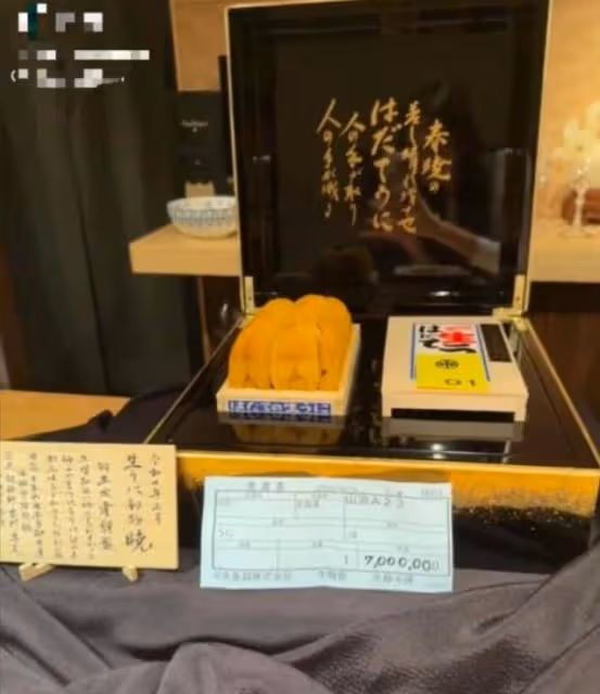 王思聰37歲生日,在酒店與女友吃蛋糕,一起品嘗35萬元海膽