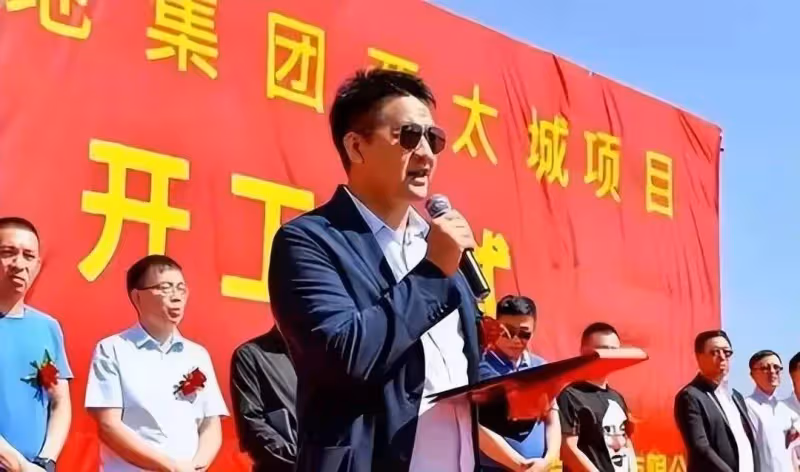 香港記者太勇了！重走王星500公里被拐路，航拍園區內女子推嬰兒