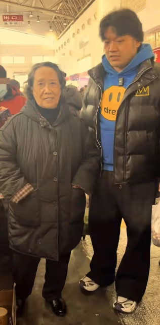 網友偶遇《家有兒女》小雨陪姥姥逛菜市場,網友:小雨長成暴雨了