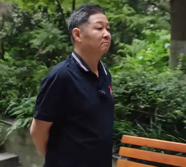 55歲趙亮:帶模特老婆深山養雞16年,滿臉皺紋似老農,他到底圖啥