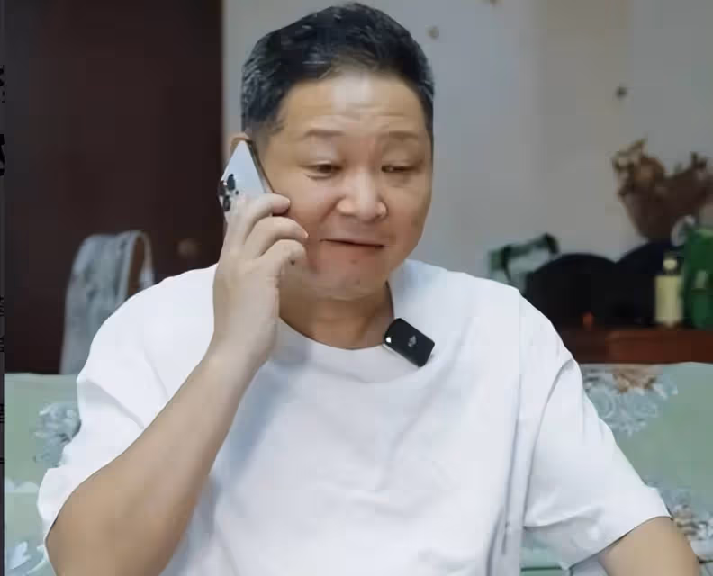 55歲趙亮:帶模特老婆深山養雞16年,滿臉皺紋似老農,他到底圖啥