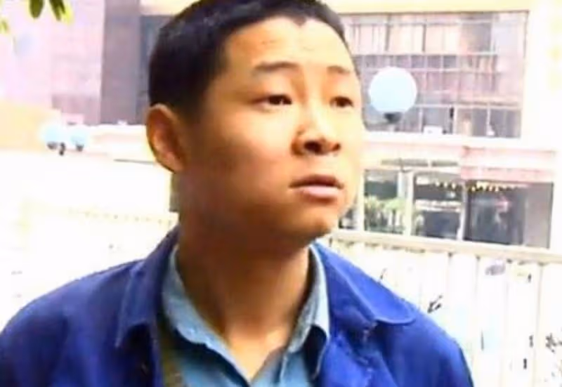 55歲趙亮:帶模特老婆深山養雞16年,滿臉皺紋似老農,他到底圖啥