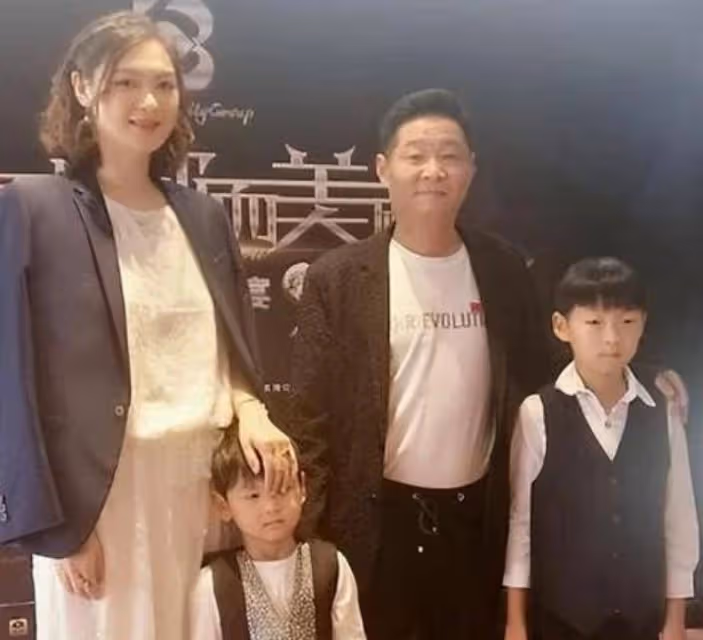 55歲趙亮:帶模特老婆深山養雞16年,滿臉皺紋似老農,他到底圖啥