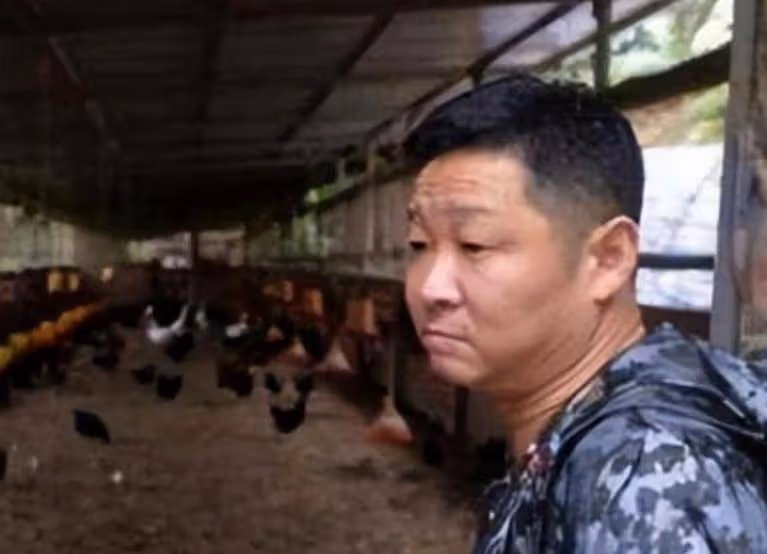 55歲趙亮:帶模特老婆深山養雞16年,滿臉皺紋似老農,他到底圖啥