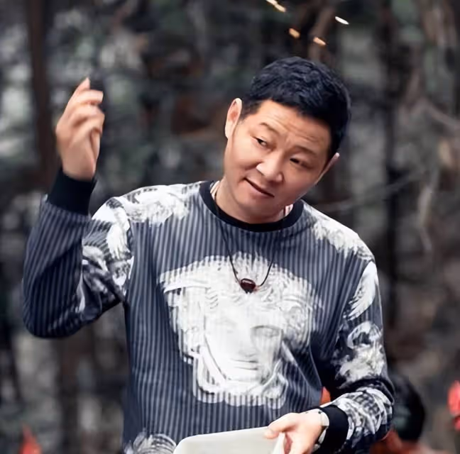 55歲趙亮:帶模特老婆深山養雞16年,滿臉皺紋似老農,他到底圖啥
