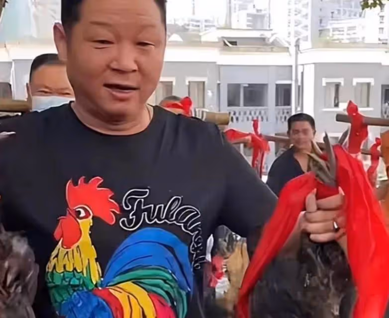 55歲趙亮:帶模特老婆深山養雞16年,滿臉皺紋似老農,他到底圖啥