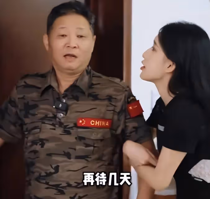 55歲趙亮:帶模特老婆深山養雞16年,滿臉皺紋似老農,他到底圖啥