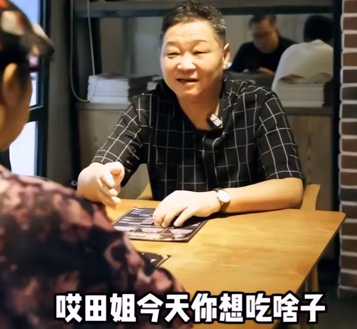 55歲趙亮:帶模特老婆深山養雞16年,滿臉皺紋似老農,他到底圖啥