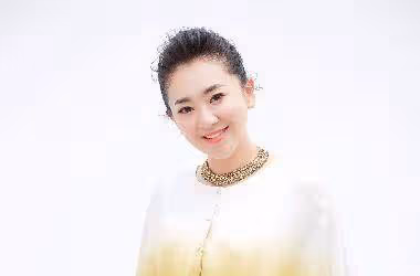 「月亮姐姐」王淏:39歲高齡生子,被富商丈夫寵成寶,成人生贏家
