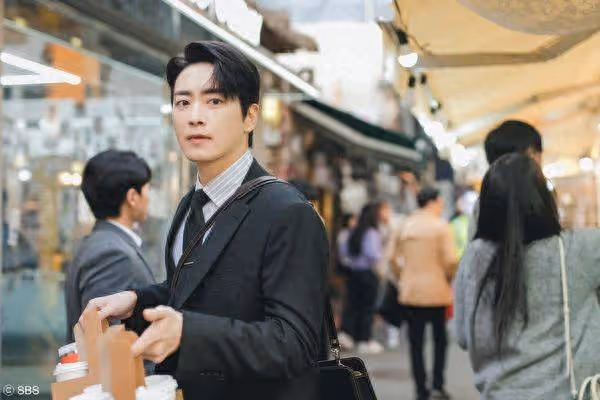 下個爆紅男神是他!李浚赫太帥粉絲暈船 被贊「看到心情很好」好害羞