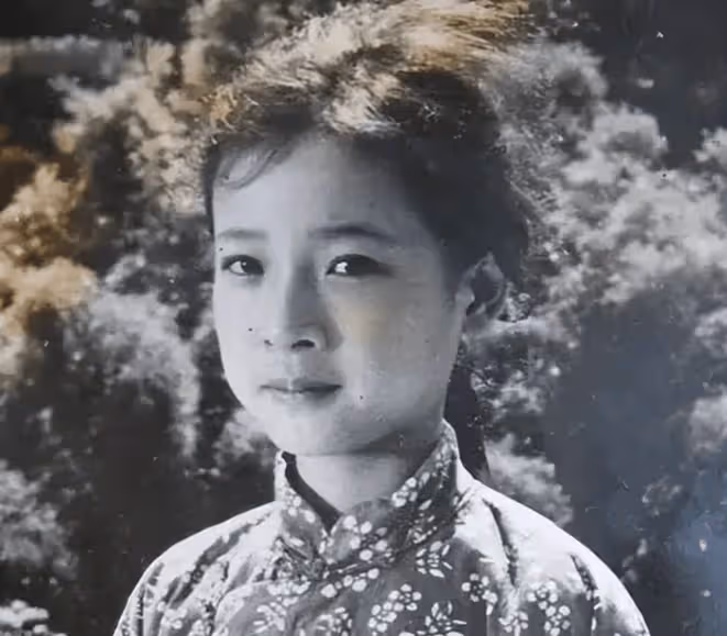 她是國家一級演員,和某導演結婚26年無緋聞,兒子帥氣迷人是演員