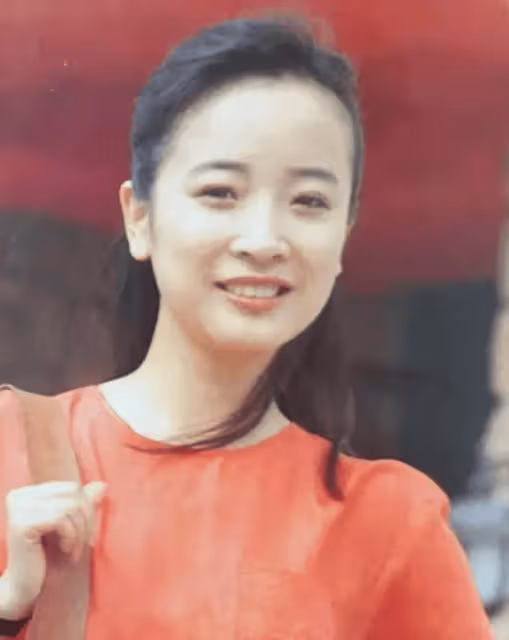 她是國家一級演員,和某導演結婚26年無緋聞,兒子帥氣迷人是演員