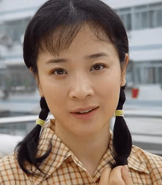 她是國家一級演員，和某導演結婚26年無緋聞，兒子帥氣迷人是演員