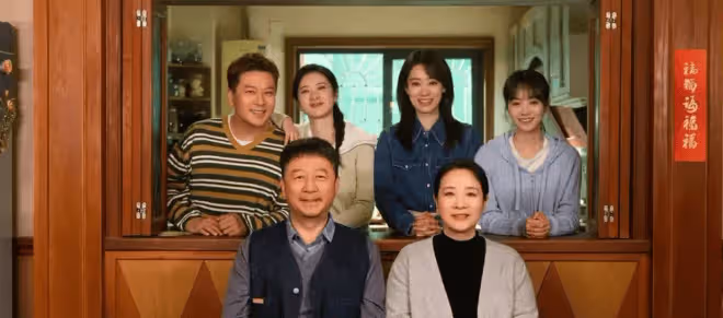 她是國家一級演員，和某導演結婚26年無緋聞，兒子帥氣迷人是演員