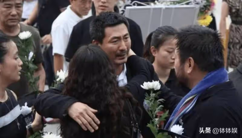 張子健祭拜前妻!李婷墓地曝光,在高樓大廈旁,女兒長的很像媽媽