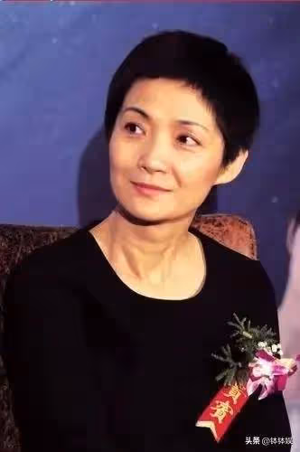 張子健祭拜前妻!李婷墓地曝光,在高樓大廈旁,女兒長的很像媽媽