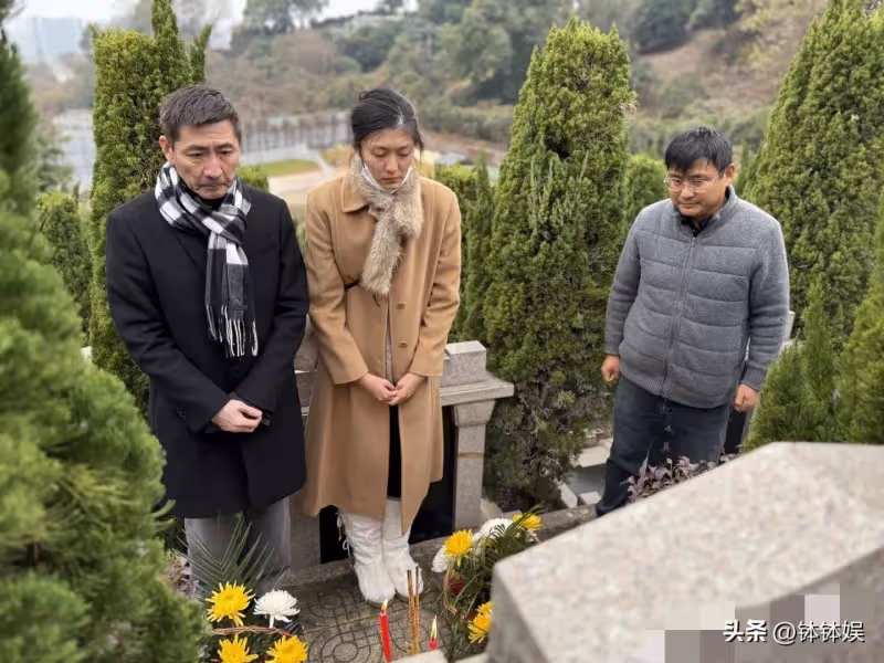 張子健祭拜前妻!李婷墓地曝光,在高樓大廈旁,女兒長的很像媽媽