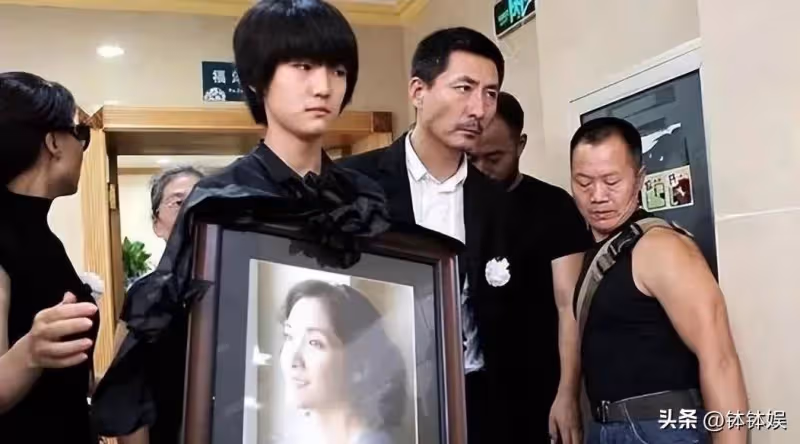 張子健祭拜前妻!李婷墓地曝光,在高樓大廈旁,女兒長的很像媽媽