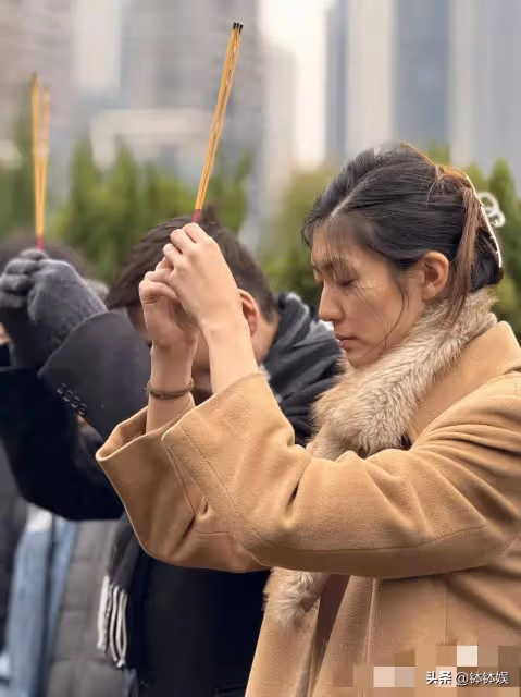 張子健祭拜前妻!李婷墓地曝光,在高樓大廈旁,女兒長的很像媽媽