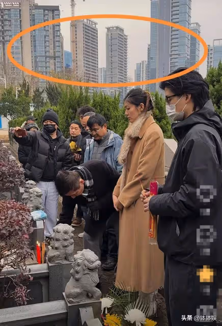 張子健祭拜前妻!李婷墓地曝光,在高樓大廈旁,女兒長的很像媽媽