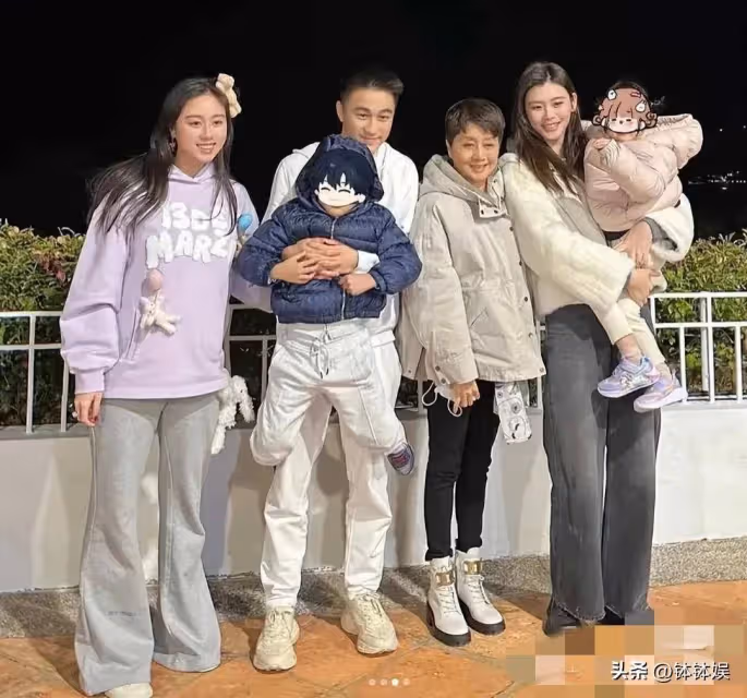 何猷君過生日!全家為他慶祝,300架無人機表演,岳父岳母也來了
