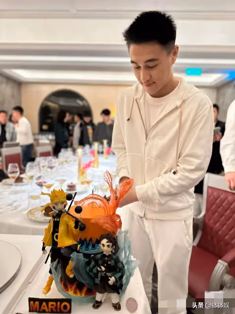 何猷君過生日!全家為他慶祝,300架無人機表演,岳父岳母也來了