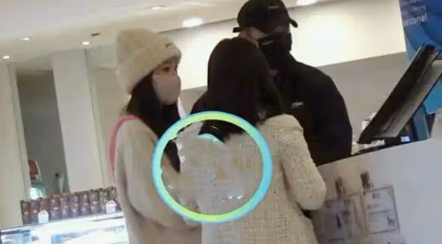 曝44歲柳岩疑似懷孕!攜男友現身醫院互動甜蜜,打扮寬鬆孕味十足