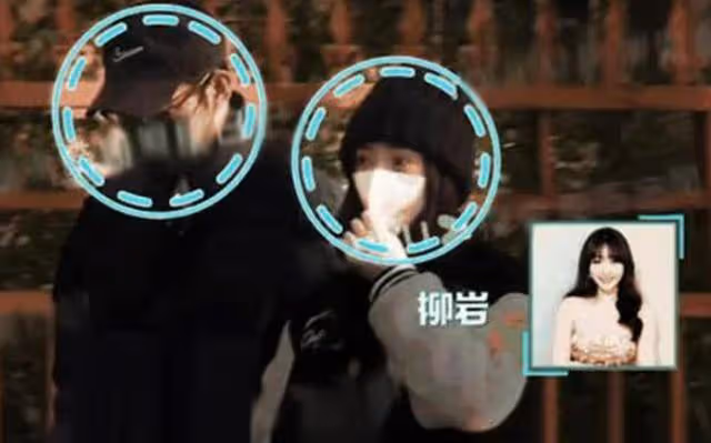 曝44歲柳岩疑似懷孕!攜男友現身醫院互動甜蜜,打扮寬鬆孕味十足