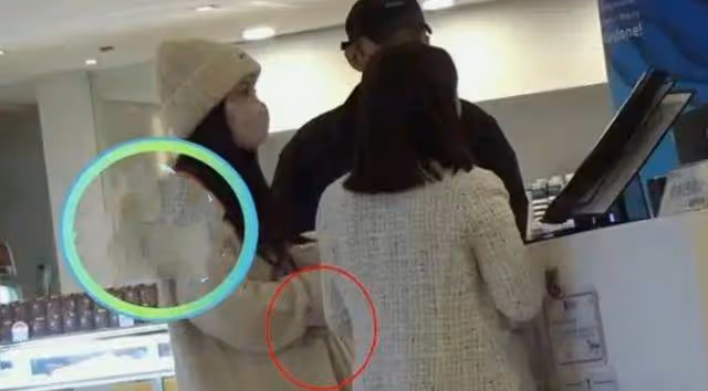 曝44歲柳岩疑似懷孕!攜男友現身醫院互動甜蜜,打扮寬鬆孕味十足