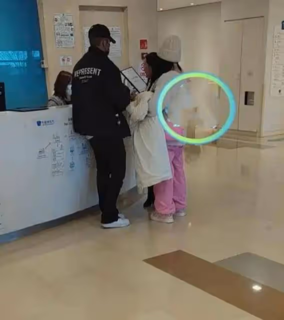 曝44歲柳岩疑似懷孕!攜男友現身醫院互動甜蜜,打扮寬鬆孕味十足