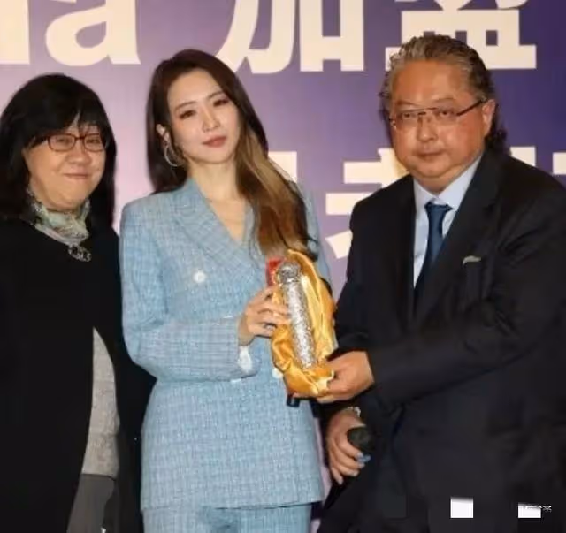 何哲圖曾捧菊梓喬成主題曲一姐,偶遇鍾嘉欣,對方感謝知遇之恩
