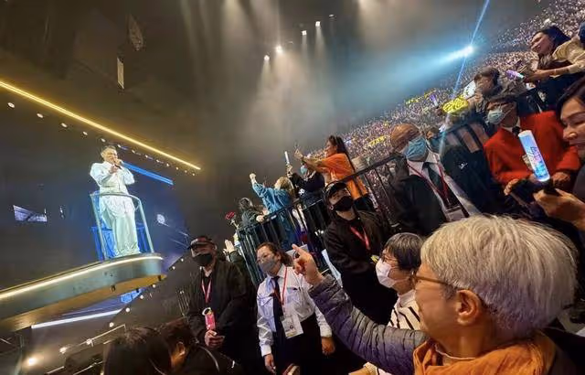 感動!陳敏兒捧場劉德華含淚對望,回憶43年前相識於微時的淵源