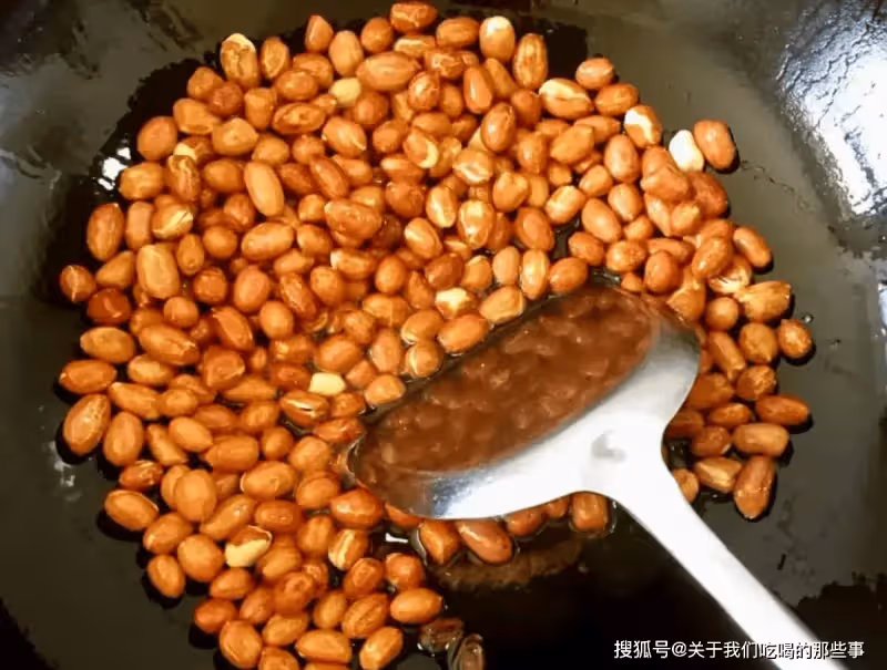 炒花生米時,不要先放油!多做2步,花生米更香更脆,七天不回潮