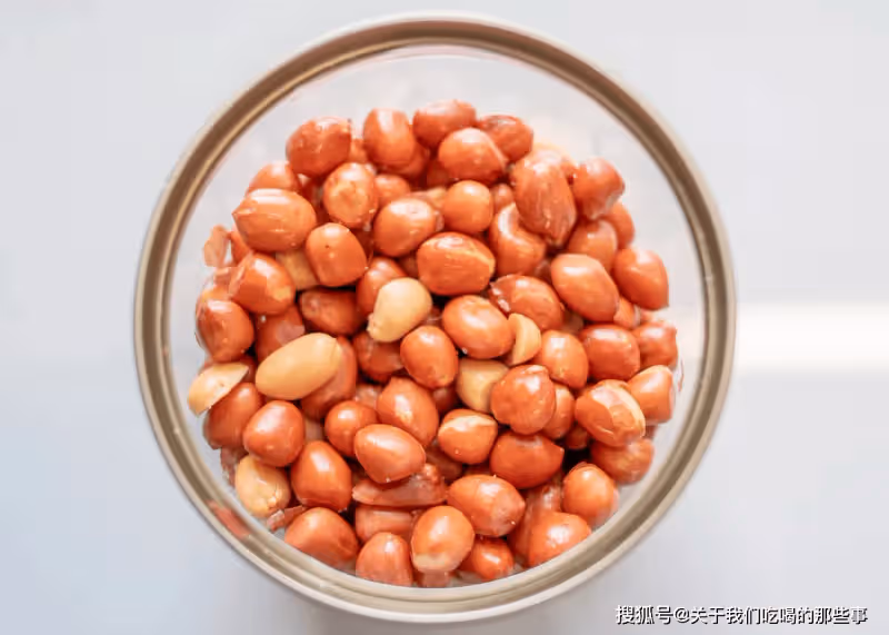 炒花生米時,不要先放油!多做2步,花生米更香更脆,七天不回潮