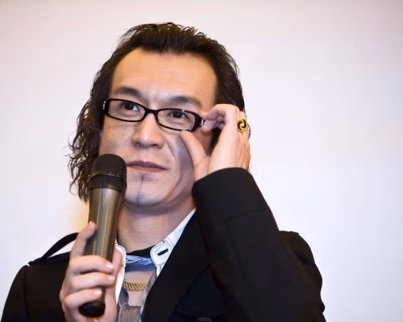 離世四年,回頭再看遺孀哈文的選擇,才知道李詠到底有多聰明